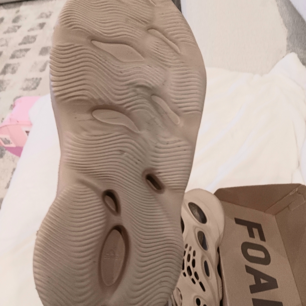 Adidas Yeezy Foam RNNR Sand (Foam Runner)size 9 - Picture 3 of 6